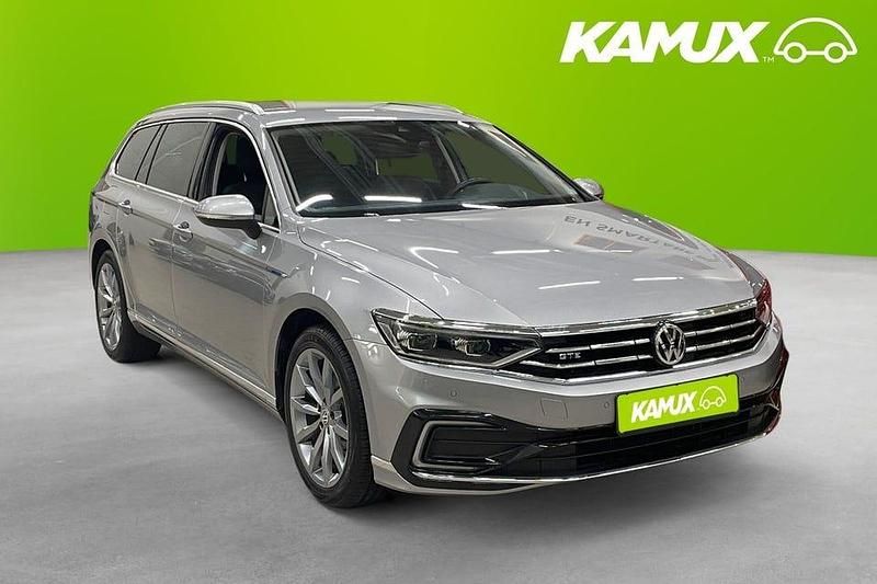 Silver/grå Begagnad 2020 VW Passat GTE Kombi | 308 700 kr (Dyr) - Bild 1/4