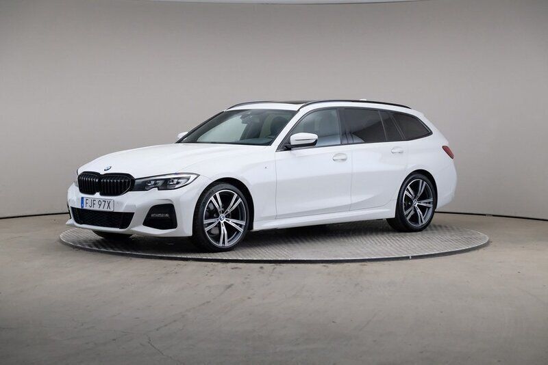Vit (alpine white (solid)) Begagnad 2021 BMW 320 M Sport Kombi | 295 000 kr (Marknadspris) - Bild 1/4