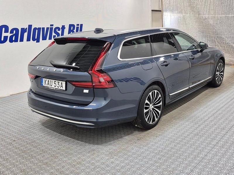 Begagnad Volvo V90 Core 253 HK (186 kW) 2023 Denimblå metallic Kombi