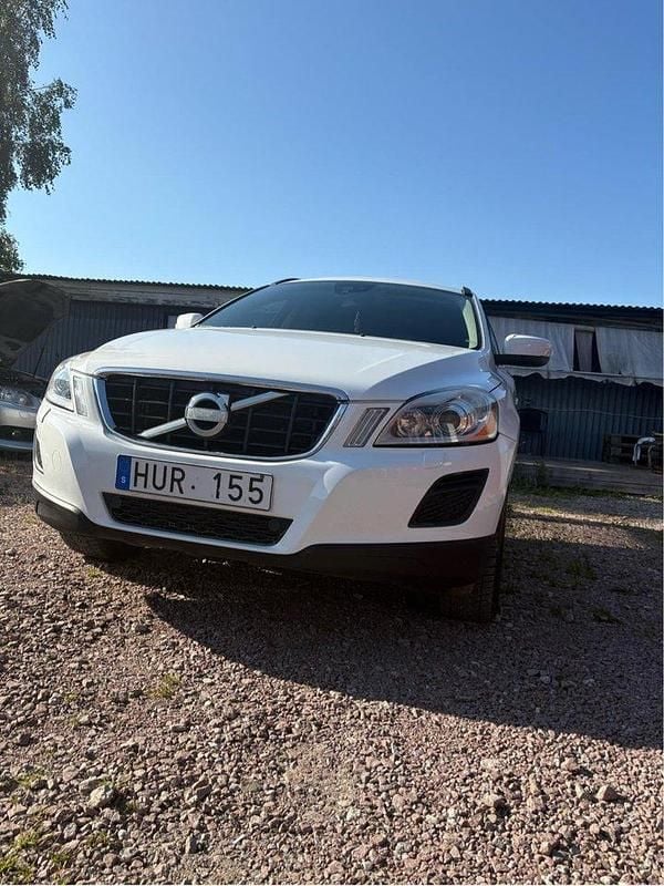 Vit Begagnad 2012 Volvo XC60 Momentum SUV | 90 000 kr (Bra pris) - Bild 1/4
