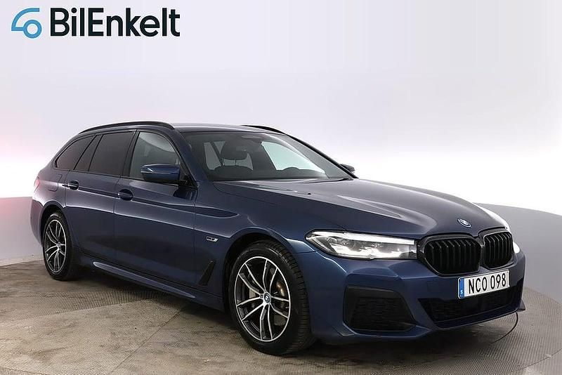 Blå Begagnad 2022 BMW 530e M Sport Kombi | 389 900 kr (Marknadspris) - Bild 1/4