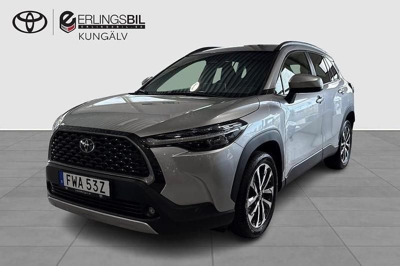 Silver Begagnad 2024 Toyota Corolla Cross Style SUV | 364 900 kr (Bra pris) - Bild 1/4