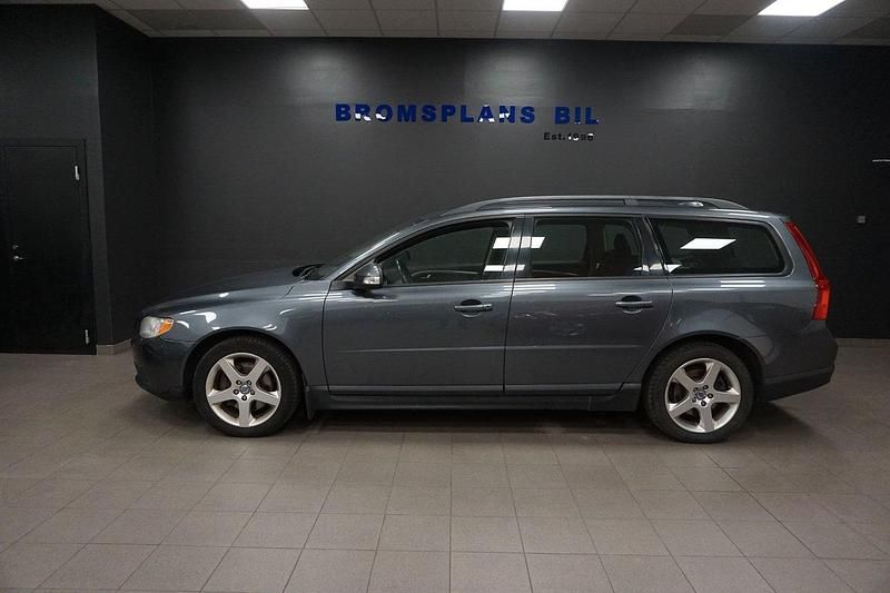 Grå (gråmetallic) Begagnad 2008 Volvo V70 Kinetic Kombi | 54 500 kr (Marknadspris) - Bild 1/4