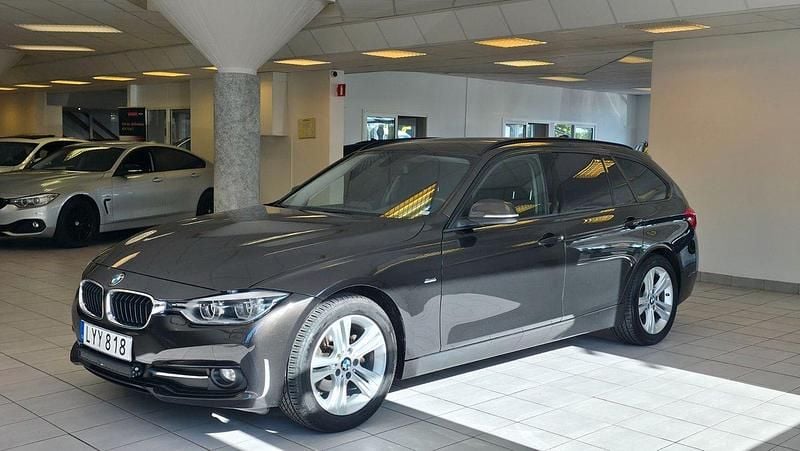 Brun Begagnad 2015 BMW 318 Sport Line Kombi | 139 900 kr (Marknadspris) - Bild 1/4