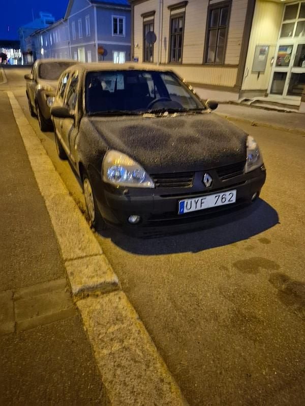 Begagnad 2004 Renault Clio II Halvkombi | 10 000 kr (Marknadspris) - Bild 1/4