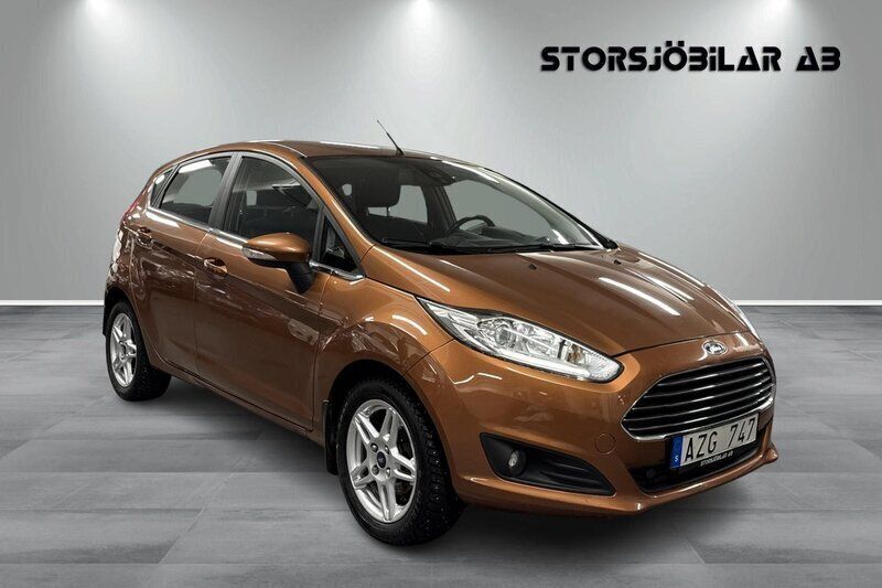 Brun Begagnad 2013 Ford Fiesta Titanium Halvkombi | 59 900 kr (Marknadspris) - Bild 1/4