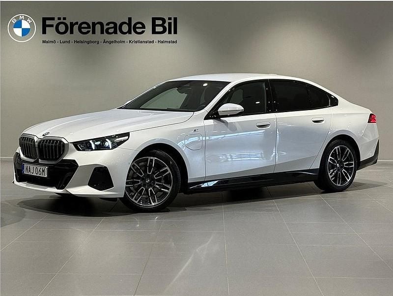 Vit Ny 2025 BMW 530e Shadowline Sedan | 589 900 kr - Bild 1/4