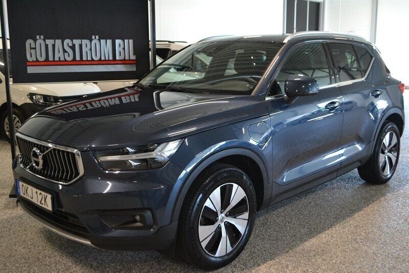Mörkblå (blåmetallic metallic) Begagnad 2021 Volvo XC40 Momentum SUV | 293 000 kr (Superpris) - Bild 1/4