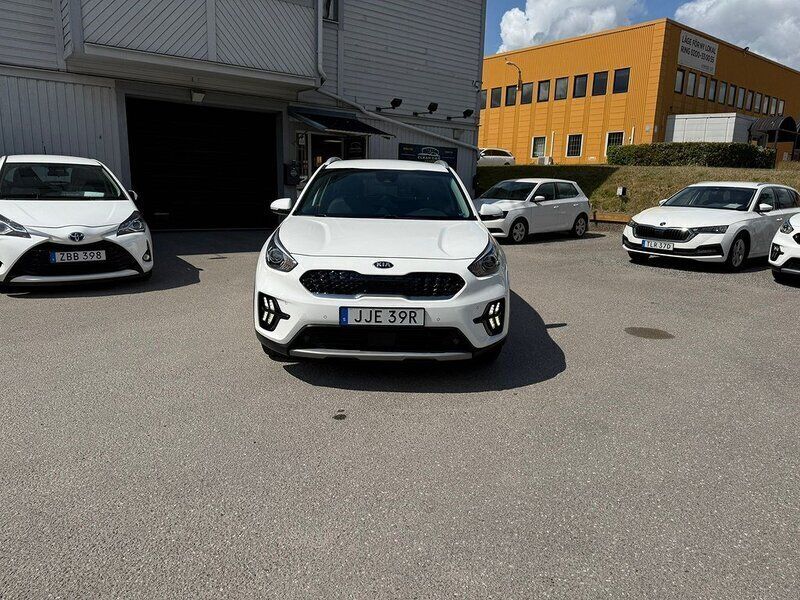 Vit Begagnad 2021 Kia Niro Advance SUV | 174 900 kr (Marknadspris) - Bild 1/4