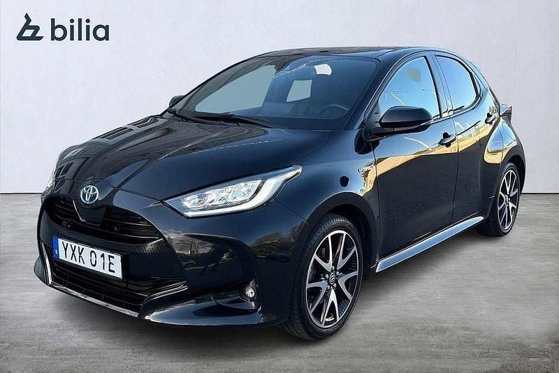 Svart Begagnad 2021 Toyota Yaris Hybrid Style Halvkombi | 229 900 kr (Marknadspris) - Bild 1/3