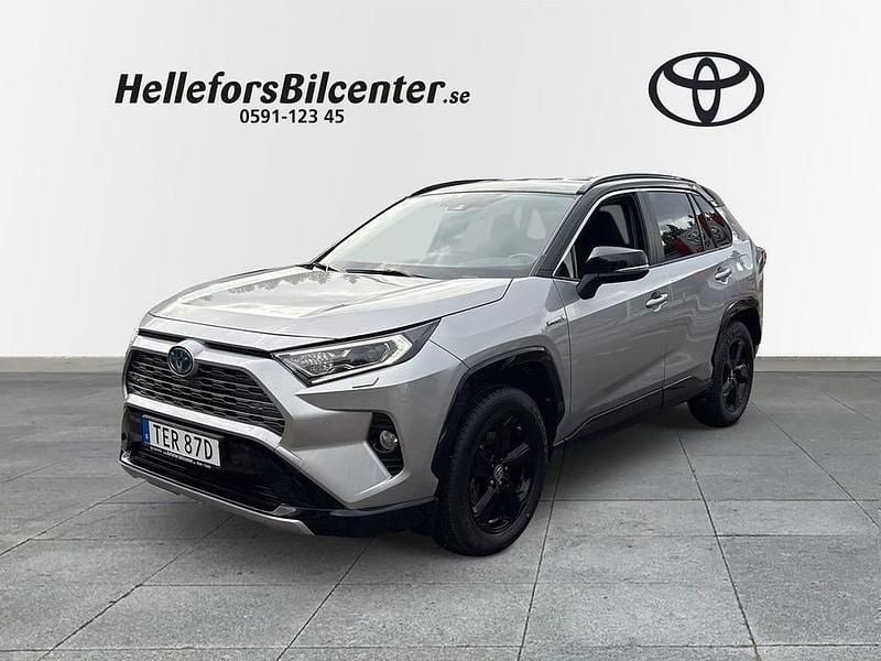 Grå Begagnad 2019 Toyota RAV4 Hybrid Play SUV | 349 500 kr (Lite dyr) - Bild 1/3