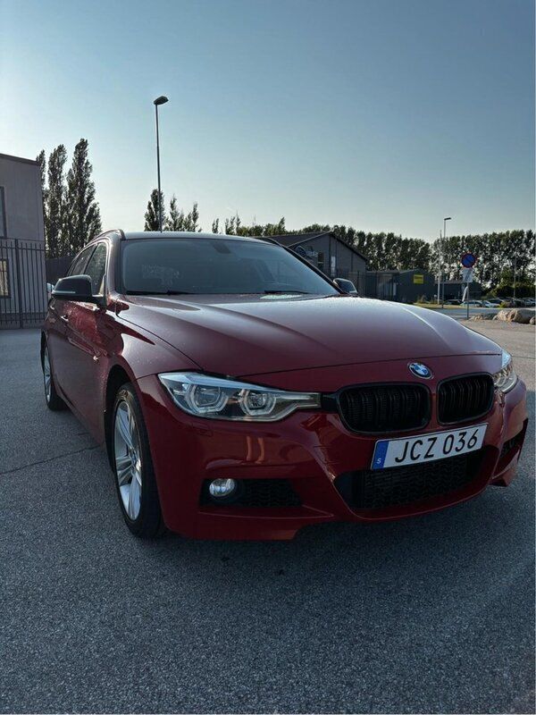 Röd Begagnad 2016 BMW 320 Sport Line Kombi | 150 000 kr (Superpris) - Bild 1/4