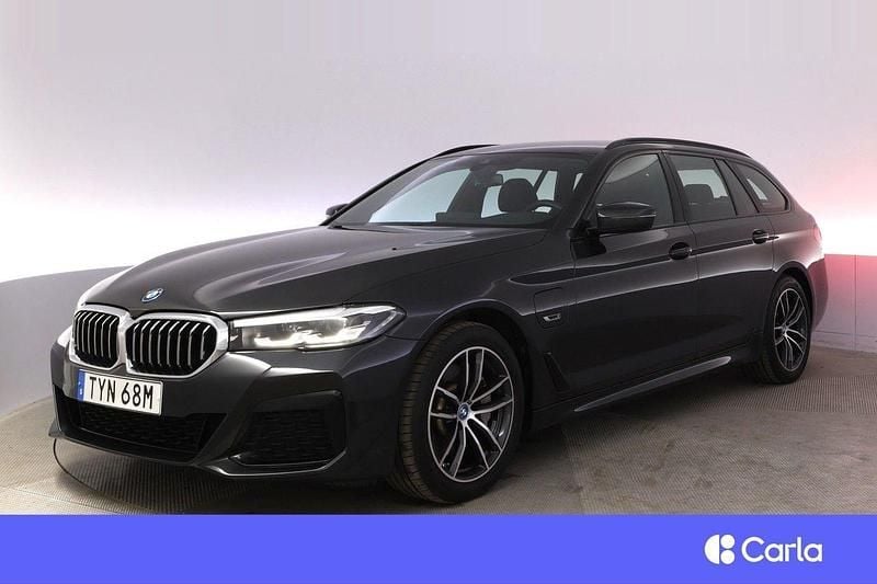 Grå Begagnad 2022 BMW 530e M Sport Kombi | 417 900 kr (Marknadspris) - Bild 1/4