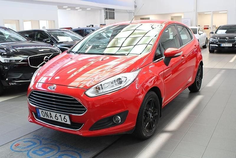 Begagnad Ford Fiesta Titanium 81 HK (59 kW) 2014 Röd Halvkombi