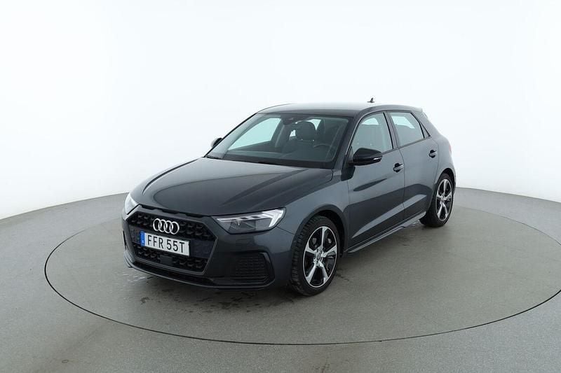 Grå Begagnad 2020 Audi A1 Sportback Advanced Halvkombi | 203 000 kr (Marknadspris) - Bild 1/3