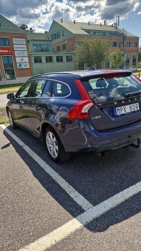 Blå Begagnad 2011 Volvo V60 Kombi | 59 000 kr (Bra pris) - Bild 1/4