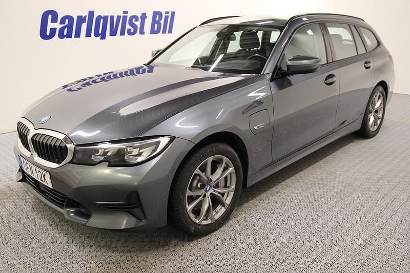 Gråmetallic Begagnad 2022 BMW 330 Sport Line Kombi | 329 000 kr (Marknadspris) - Bild 1/4