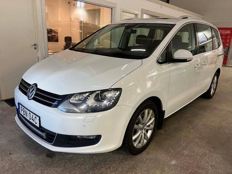 Vit Begagnad 2019 VW Sharan Minibuss | 219 900 kr (Marknadspris) - Bild 1/4