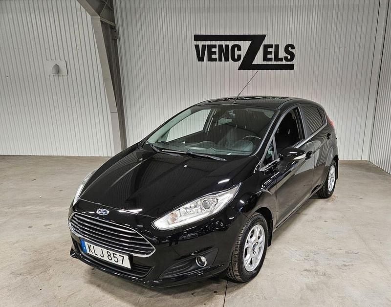 Svart Begagnad 2016 Ford Fiesta Titanium Halvkombi | 109 000 kr (Lite dyr) - Bild 1/4
