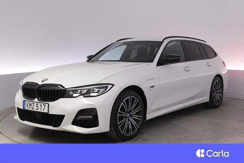 Vit Begagnad 2021 BMW 330e M Sport Kombi | 359 900 kr (Marknadspris) - Bild 1/4