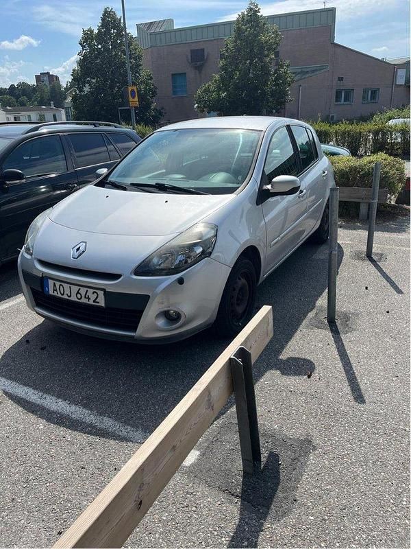 Silver Begagnad 2010 Renault Clio II Halvkombi | 38 000 kr (Marknadspris) - Bild 1/4