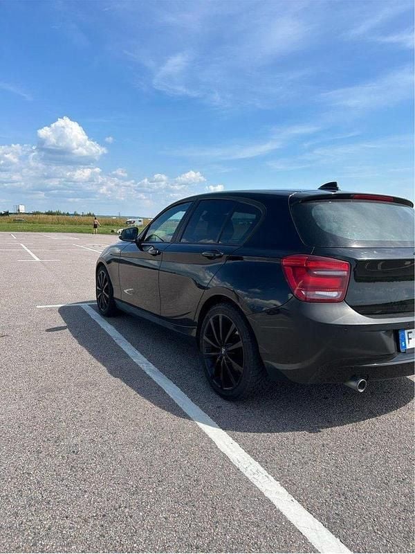 Svart Begagnad 2013 BMW 118 Halvkombi | 87 000 kr (Marknadspris) - Bild 1/4