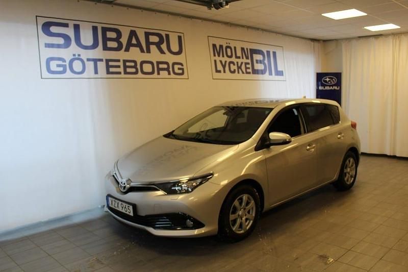 Begagnad Toyota Auris Active 116 HK (85 kW) 2017 Silver Kombi