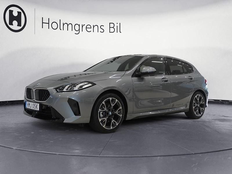 Grå Begagnad 2026 BMW 120 M Sport Halvkombi | 409 900 kr - Bild 1/4