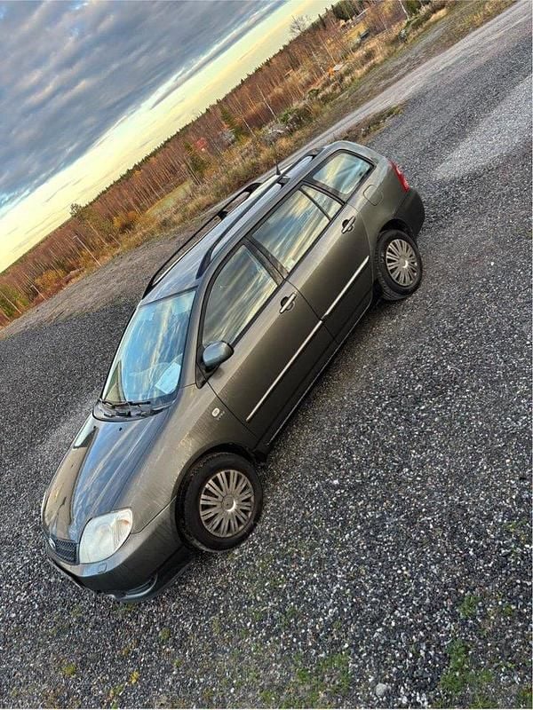 Grå Begagnad 2002 Toyota Corolla Kombi | 5 000 kr (Superpris) - Bild 1/3