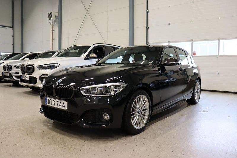 Svart Begagnad 2018 BMW 118 M Sport Halvkombi | 189 800 kr (Marknadspris) - Bild 1/4