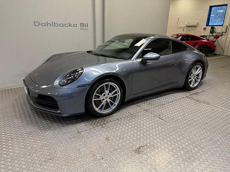 Grå Begagnad 2024 Porsche 911 Carrera | 1 549 000 kr - Bild 1/4