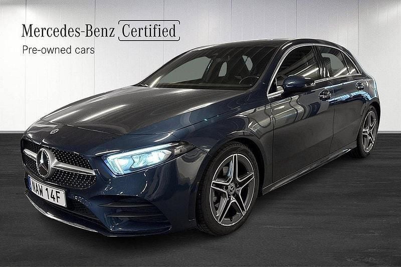 Blå Begagnad 2022 Mercedes A180 AMG Halvkombi | 269 000 kr (Marknadspris) - Bild 1/3