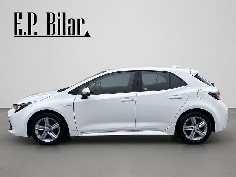 Begagnad Toyota Corolla Hybrid Active 122 HK (89 kW) 2020 Vit Halvkombi