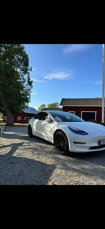 Vit Begagnad 2020 Tesla Model 3 Long Range AWD Sedan | 240 000 kr (Bra pris) - Bild 1/3