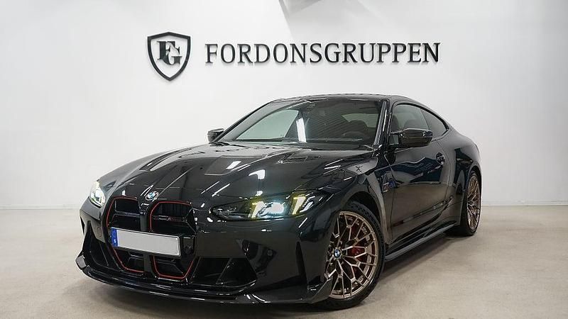 Svart Ny 2025 BMW M4 Shadowline Sportkupé | 1 399 800 kr (Superpris) - Bild 1/4