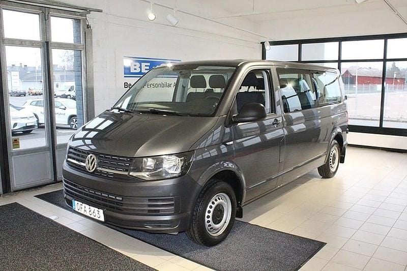 Grå Begagnad 2017 VW Caravelle Minibuss | 239 000 kr (Superpris) - Bild 1/4