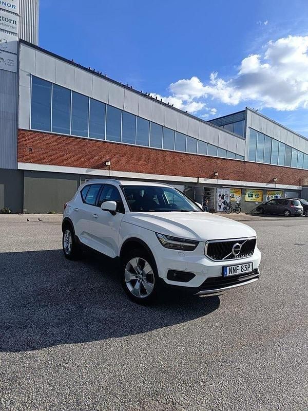 Vit Begagnad 2020 Volvo XC40 Momentum SUV | 245 000 kr (Marknadspris) - Bild 1/4