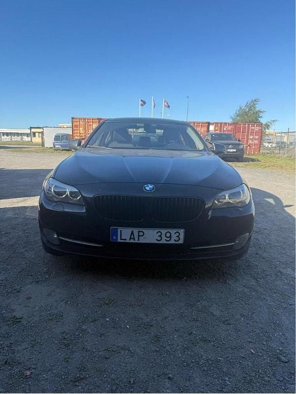 Svart Begagnad 2011 BMW 520 Sedan | 79 900 kr (Superpris) - Bild 1/4