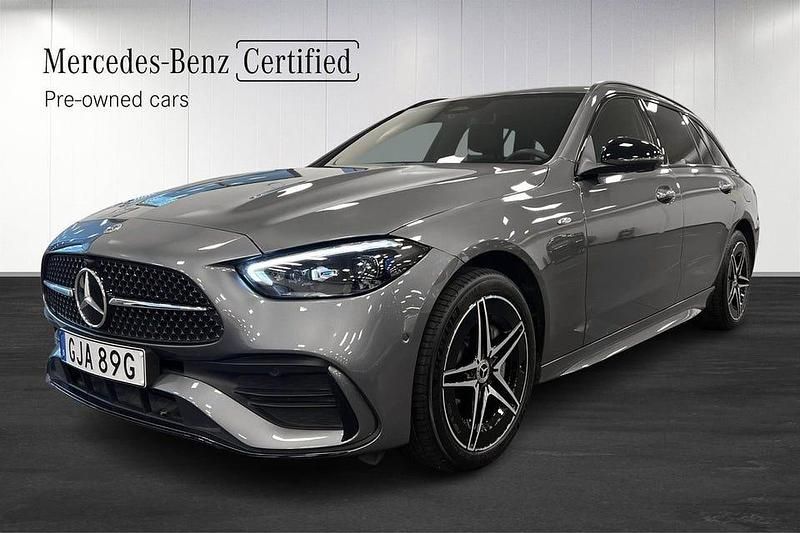 Grå Begagnad 2025 Mercedes C300 AMG Kombi | 539 000 kr - Bild 1/4