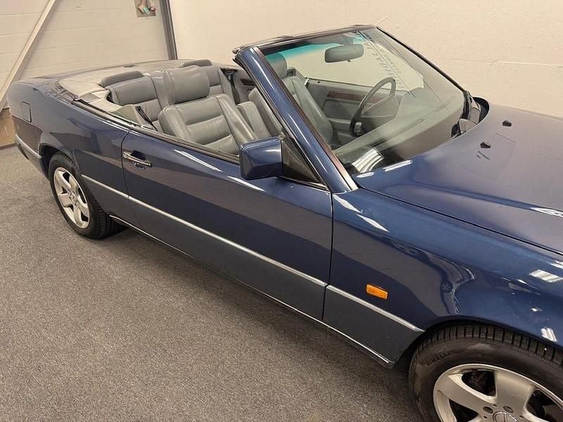 Begagnad Mercedes E300 220 HK (161 kW) 1993 Blå Cab