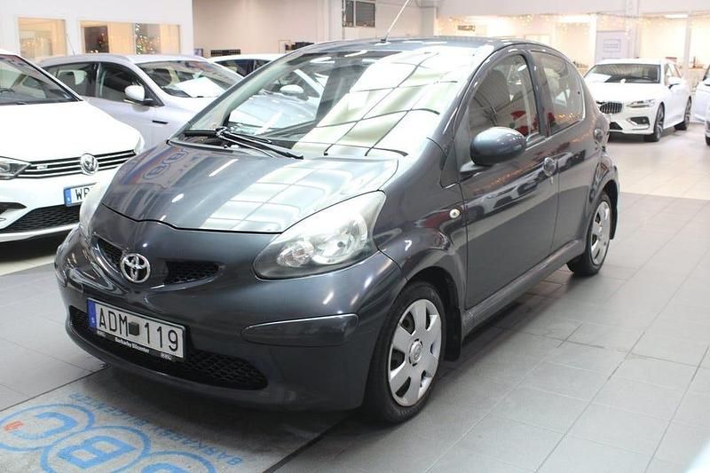 Mörkgrå Begagnad 2006 Toyota Aygo Halvkombi | 34 900 kr (Marknadspris) - Bild 1/4