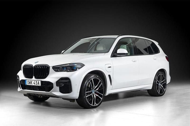 Mineralvit metallic Begagnad 2023 BMW X5 M Sport SUV | 849 000 kr - Bild 1/4