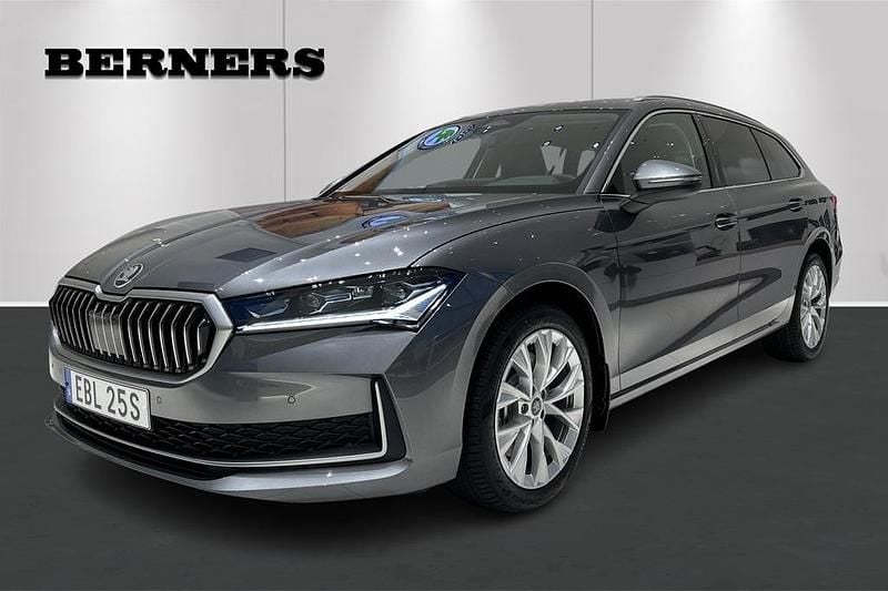 Grå Ny 2025 Skoda Superb Selection Kombi | 482 900 kr (Marknadspris) - Bild 1/4