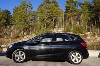Svart Begagnad 2017 BMW 225 Active Tourer Sport Line Minibuss | 165 000 kr (Marknadspris) - Bild 1/4