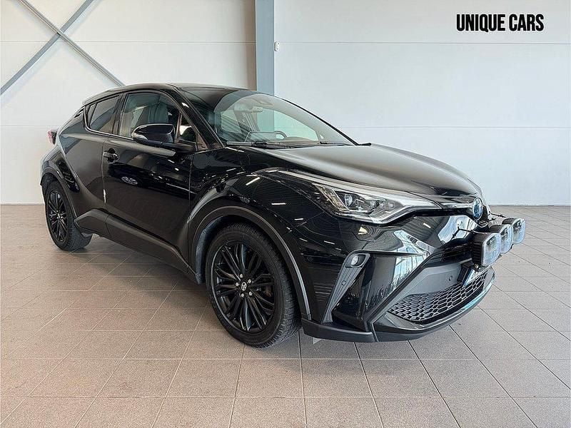 Svart Begagnad 2022 Toyota C-HR Executive SUV | 229 900 kr (Marknadspris) - Bild 1/4