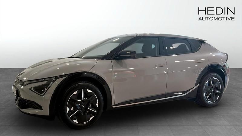 Grå (grey) Ny 2025 Kia EV6 Plus SUV | 665 400 kr (Lite dyr) - Bild 1/4