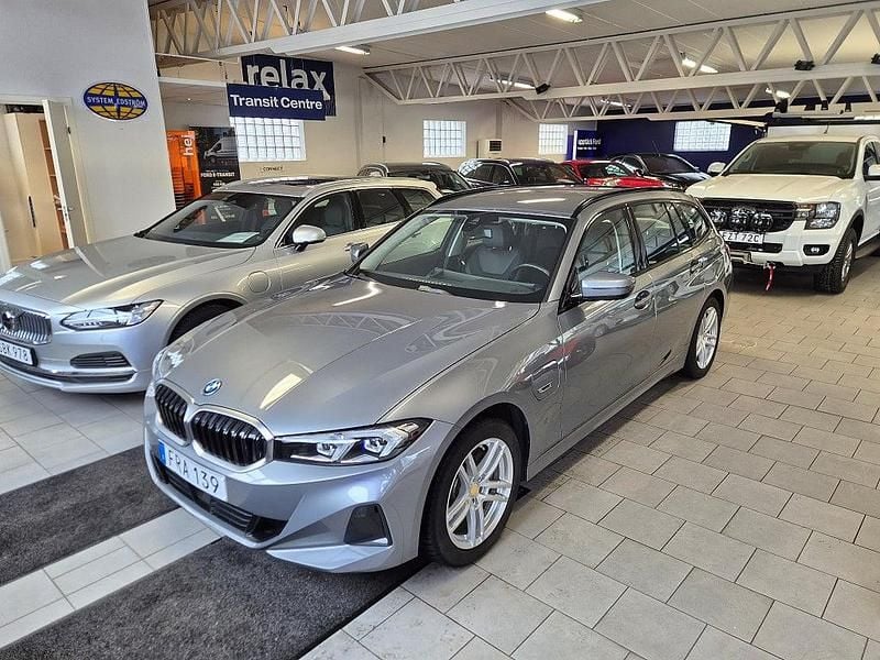 Begagnad BMW 330e 184 HK (135 kW) 2023 Grå Kombi