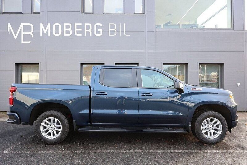 Blå Begagnad 2022 Chevrolet Silverado Pickup | 1 145 000 kr - Bild 1/4