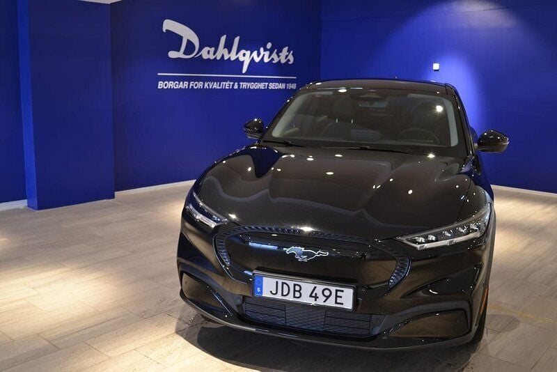 Svart Begagnad 2021 Ford Mustang Mach-E SUV | 429 000 kr (Dyr) - Bild 1/3