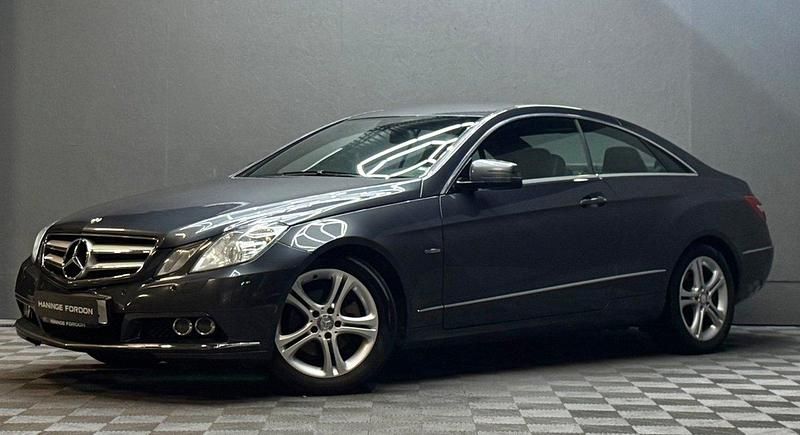 Mörkgrå (grå) Begagnad 2011 Mercedes E220 Sportkupé | 119 900 kr (Marknadspris) - Bild 1/4